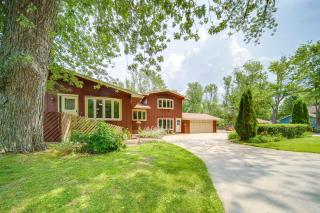 Group-Friendly Lake Erie Getaway with Private Yard - 0