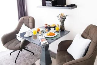 HH 03 by ROCKCHAIR - SUPERHOST Status - Modernes Apartment mit sonnigem Balkon & premium Boxspringbetten in Winterhude - Hamburg Top Geheimtipp - Hamburg - 4