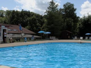 Gîte spacieux avec 6 chambres, cheminée et terrain de pétanque en pleine campagne - FR-1-496-65 - Chirassimont - 9