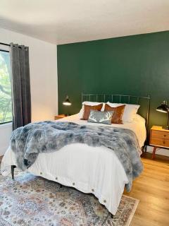 FirePit~Horseshoes~King Bed~Near Lake, Wine, Farms - 1