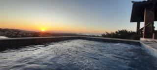 3Suítes, piscina e vista do mar em condomínio pé na areia - pátio compartilhado - Búzios - 3