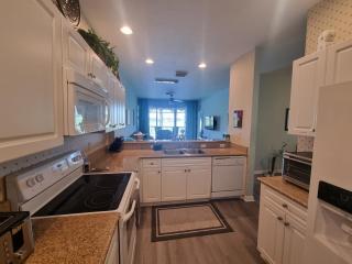Stunning 2-Bedroom plus Den Condo in Greenlinks Resort - Naples - 1