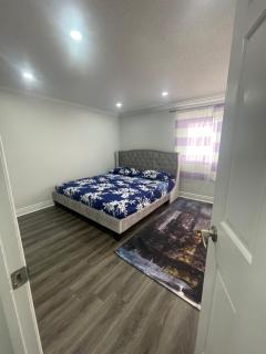 Triple M Lodge Master Bedroom - Mississauga - 8
