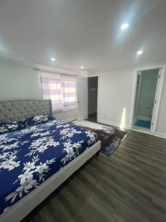 Triple M Lodge Master Bedroom - Mississauga - 0