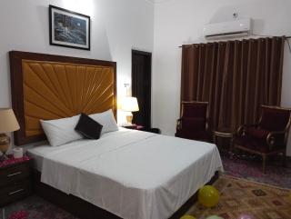 1 Kanal Entire House with 4 Bedrooms - Lahore - 7