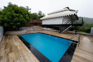 StayVista's Panoramic Peaks - Mountain-View Villa with Pool, Tent & Turf - Saralgaon - 8