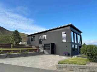Black pearl - Villa with a view - Grenivík - 9