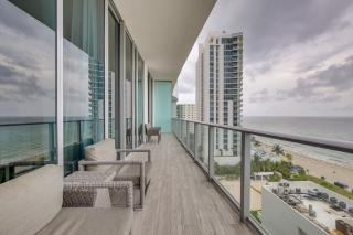 Steps to Sand Ocean-View Condo in Hollywood - Hollywood - 9