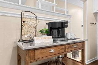 New! Cozy Mid Century Modern Oasis 3bd Home - 9