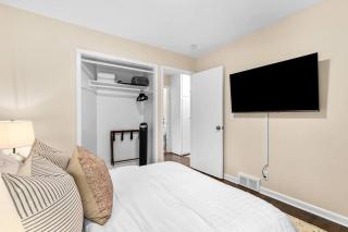 New! Cozy Mid Century Modern Oasis 3bd Home - 7