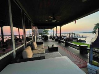 Luxurious, Tranquil, 4BR Lakefront Villa - Mabank - 9