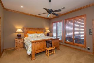 Luxurious, Tranquil, 4BR Lakefront Villa - Mabank - 4