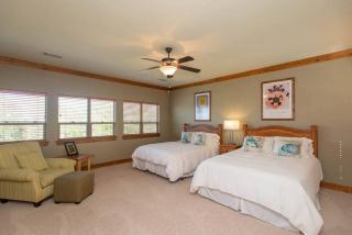 Luxurious, Tranquil, 4BR Lakefront Villa - Mabank - 2