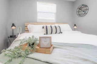 Newly Renovated Couple’s Retreat 2Bd/1B with King Bed - 1