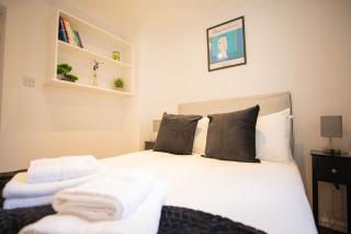 Perfect Location 4bed 2 bath Spacious Apartment - London - 2