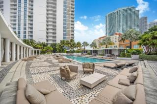 Lunabase Waterfront Paradise - 1