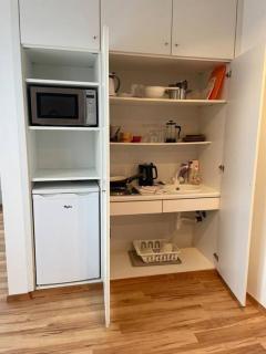 Privates Apartment mit Bad, Küche, Sofa & Balkon - Frankfurt am Main - 3