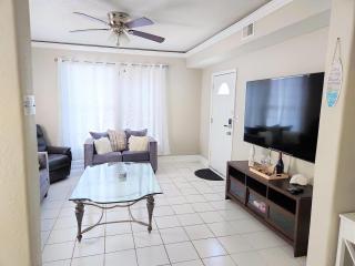Furnished Home for Traveling Nurses, Corporate Stay Mid-Term Galveston-only 10Min to UTMB-7 Min to Cruise Port-1 Block to Beach Pleasure Pier- Large 3Bed-2Bath-7 Beds-CasaAzul 2605B - Galveston - 3
