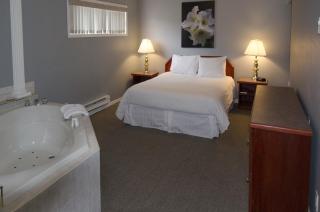 Tiki Shores Inn & Suites - 3