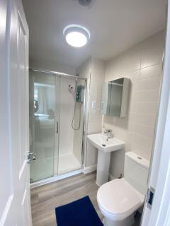 Birmingham Modern Town-House Great For Contractor Groups & Weekends Gated Private Parking with En-suite Shower Room - Birmingham - 6