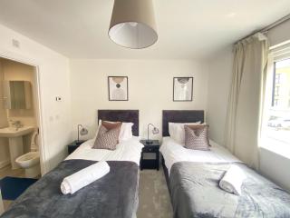 Birmingham Modern Town-House Great For Contractor Groups & Weekends Gated Private Parking with En-suite Shower Room - Birmingham - 1