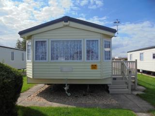Kingfisher : Seabreeze:- 6 Berth, Enclosed veranda, Close to site shop - Ingoldmells - 9