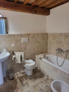 LA VILLA APARTMENTS - Convenient for Sardinia and Corsica - 4-5 beds -Private Parking included with Camera - Livorno - 2