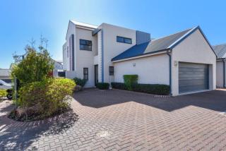 Urban Oasis - 3 Bedroom Home - 5