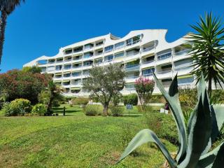 Superbe T2 tout confort 3 étoiles, entièrement renové avec piscine, parking, clim, wifi, Netflix - La Grande-Motte - 0