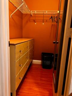 Modern Room With Shared Bathroom - Orlando - 6