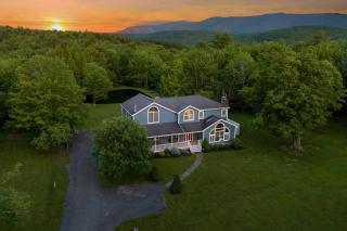Mountain Blue Vista - Luxury retreat near Ski resorts with Pond, Firepit and Hot Tub - Windham - 0