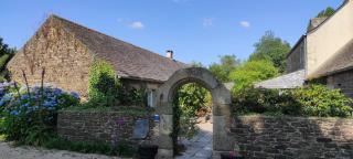 Gîte - Les Pivoines - Les Jardins de Kerellec - 20min de la mer 4 à 6 personnes terrasse jacuzzi - Plouvorn - 8