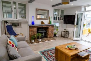 Detached Luxury 6 beds, Super Wi-fi, easy parking and Hot-tub - Baildon - 2