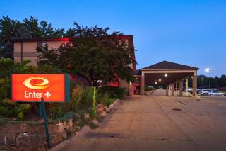 Econo Lodge Maquoketa - 1