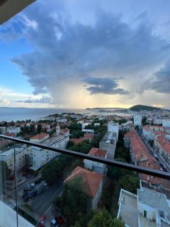 Apartment Touch The Sky Split - 6