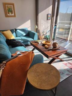 GREEN ROSE Quiet Spacious Lakeside Carpark Exceptional 70m2 - Canberra - 8