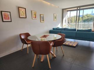 GREEN ROSE Quiet Spacious Lakeside Carpark Exceptional 70m2 - Canberra - 4
