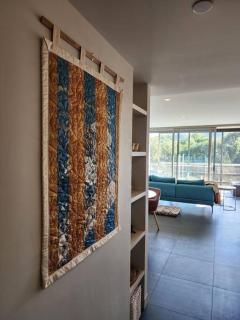 GREEN ROSE Quiet Spacious Lakeside Carpark Exceptional 70m2 - Canberra - 1