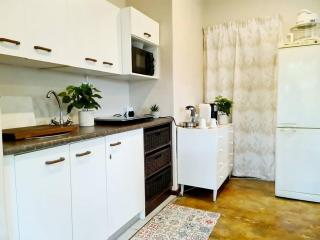 Firefly Cottage: Cosi nest tucked away in garden - Kenton-on-Sea - 7