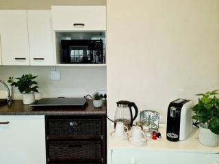 Firefly Cottage: Cosi nest tucked away in garden - Kenton-on-Sea - 6