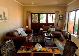 Firefly Cottage: Cosi nest tucked away in garden - Kenton-on-Sea - 2