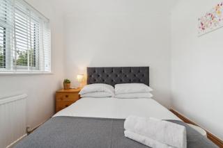 5 double beds in a detached house in Cheshunt - Cheshunt - 8