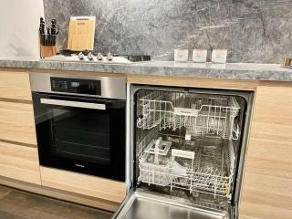 Modern 2 Bedrooms FREE Carpark - 9