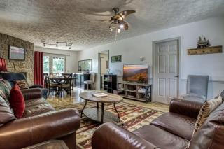 Apple Valley Hideaway, 1089 of FREE Attraction tickets for each paid day, Dollywood and More! - 1