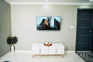 Lush Penthouse Escape with Rooftop Pool - Kingston - 7