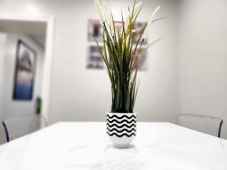 The Zen Escape Modern Queen Size One Bedroom Full Apartment - St. Catharines - 6