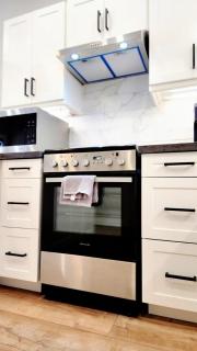 The Zen Escape Modern Queen Size One Bedroom Full Apartment - St. Catharines - 2