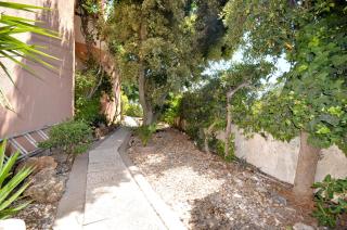 Spacious Retreat with Prime Location, Private pool, snooker, free AC Wifi - 5