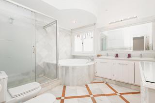 Holiday home, with direct access to the beach, sea views and south facing, in Puerto Banús - 2