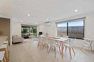 Island Life by Ready Set Stay - BYO LINEN & TOWELS - Cowes - 4
